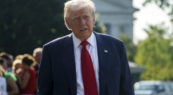 epa12261473 US President Donald Trump talks to the media as he departs from the White House in Washington, DC, USA, 25 July 2025. President Trump is due to visit Scotland for a 4-day visit where he is due to visit his golf courses and met with UK Prime Minister Keir Starmer.  EPA/WILL OLIVER / POOL