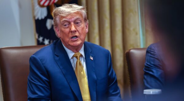epa12225105 US President Donald J Trump participates in a cabinet meeting in the Cabinet Room of the White House in Washington, DC, USA, 08 July 2025.  EPA/AARON SCHWARTZ / POOL