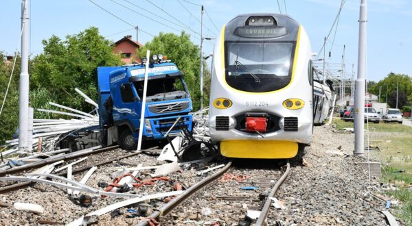 01.07.2025., Donji Andrijevci - Sudar vlaka i teretnog vozila na pruznom prijelazu bez rampe Trnavackoj ulici u Donjim Andrijevcima. Ima tesko ozlijedjenih. Photo: Ivica Galovic/PIXSELL