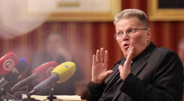 21.03.2023., Djakovo - Djakovacko-osjecki nadbiskup Djuro Hranic odrzao je konferenciju za medije o javnim optuzbama za navodno zataskavanje istine o seksualnom uznemiravanju ministrantica zupe Sotin. Photo: Dubravka Petric/PIXSELL