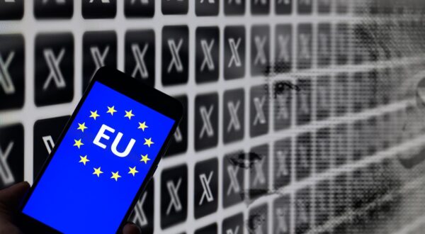 The European Union flag is being displayed on a mobile phone with X icon seen on screen. Taken in Brussels, Belgium, On 22 July 2025. (Jonathan Raa / Sipa USA) *** Strictly for editorial news purposes only *** Photo: Jonathan Raa/SIPA USA