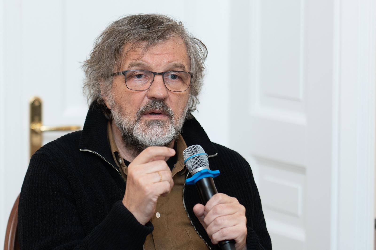17.11.2024., Kuca Milanovica, Banja Luka (BiH) - Poznati redatelj i pisac Emir Kusturica predstavio je svoja sabrana djela banjaluckoj publici u Kuci Milanovića. Na promociji su, pored autora, govorili knjizevni kriticar Ranko Popovic i profesor Dusko Pevulja.
Photo: Dejan Rakita/Pixsell Photo: Dejan Rakita/PIXSELL/PIXSELL