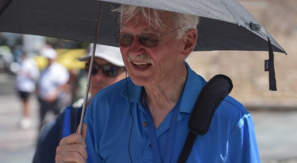 Second heatwave of the season begins in Greece A tourist holds an umbrella for protection as he walks in central Athens during hot weather. Athens Greece Copyright: xNicolasxKoutsokostasxNicolasxKoutsokostasx DSC_202507060931 Photo: IMAGO/Nicolas Koutsokostas/IMAGOSTOCK&PEOPLE