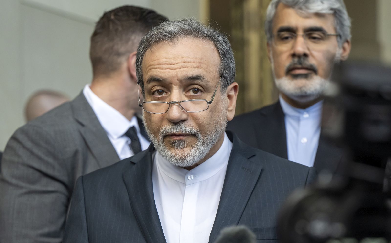 epa12188050 Iranian Foreign Minister Abbas Araghchi talks to the media in front of the Intercontinental Hotel, after a meeting of foreign ministers of Germany, France, Britain and the EU with Iranian officials for the Iran-EU nuclear talks, in Geneva, Switzerland, 20 June 2025, amid the recent military escalations between Israel and Iran.  EPA/MARTIAL TREZZINI