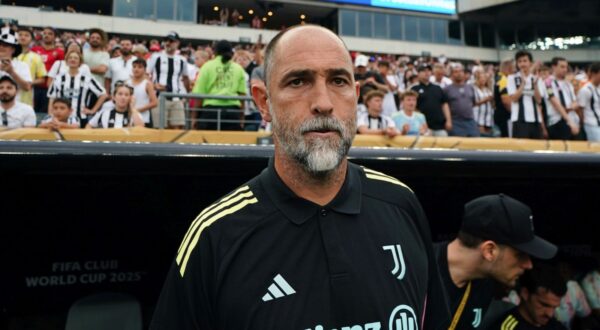 epa12191452 Juventus head coach Igor Tudor looks on during the FIFA Club World Cup 2025 soccer match between Juventus and Wydad AC in Philadelphia, Pennsylvania, USA, 22 June 2025.  EPA/WILL OLIVER