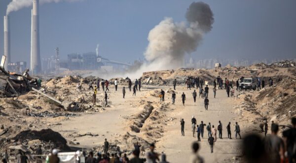 epaselect epa12197283 Smoke rises after an artillery shell fired by an Israeli tank towards aid seekers in the Zikim area, west of Gaza City, 25 June 2025.  EPA/HAITHAM IMAD