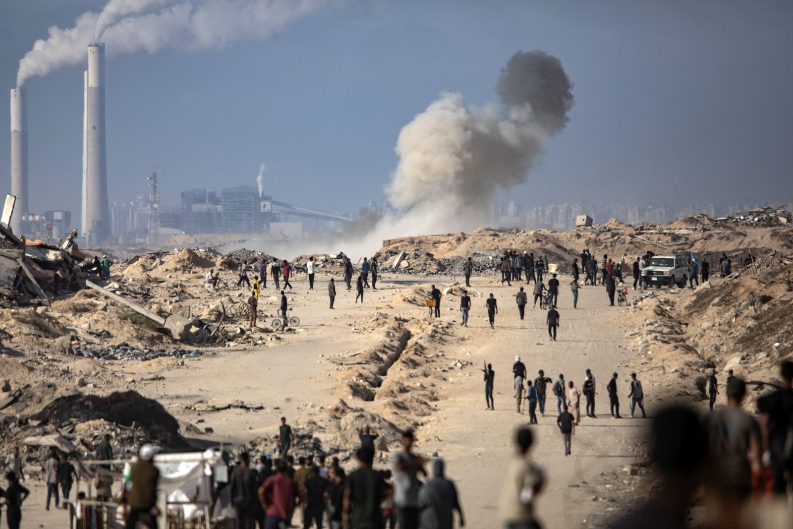epaselect epa12197283 Smoke rises after an artillery shell fired by an Israeli tank towards aid seekers in the Zikim area, west of Gaza City, 25 June 2025.  EPA/HAITHAM IMAD