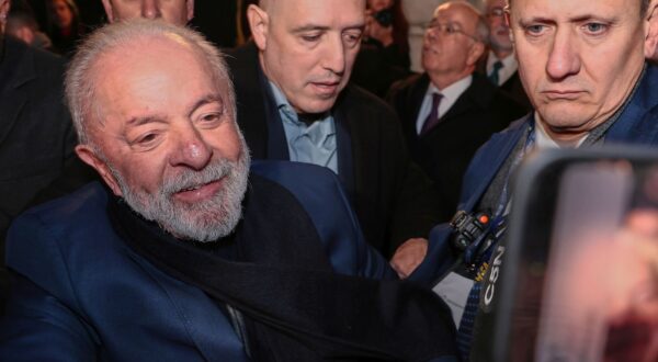 epa12211616 Brazilian President Luiz Inácio Lula da Silva (L) arrives at his country's embassy in Buenos Aires, Argentina, 02 July 2025. Lula da Silva will attend the Mercosur Summit where he will assume the six-month presidency of the bloc and will possibly visit former president Cristina Fernandez, who is in house arrest.  EPA/ADAN GONZALEZ