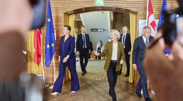 epa12212650 Denmark's Prime Minister Mette Frederiksen (L) and European Commission President Ursula von der Leyen (C) attend an initial roundtable meeting at Aarhus University during the official opening ceremony of the Danish EU Presidency 2025, in Aarhus, Denmark, 03 July 2025.  EPA/Mikkel Berg Pedersen  DENMARK OUT