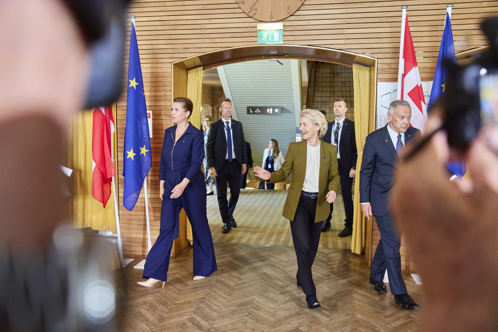 epa12212650 Denmark's Prime Minister Mette Frederiksen (L) and European Commission President Ursula von der Leyen (C) attend an initial roundtable meeting at Aarhus University during the official opening ceremony of the Danish EU Presidency 2025, in Aarhus, Denmark, 03 July 2025.  EPA/Mikkel Berg Pedersen  DENMARK OUT