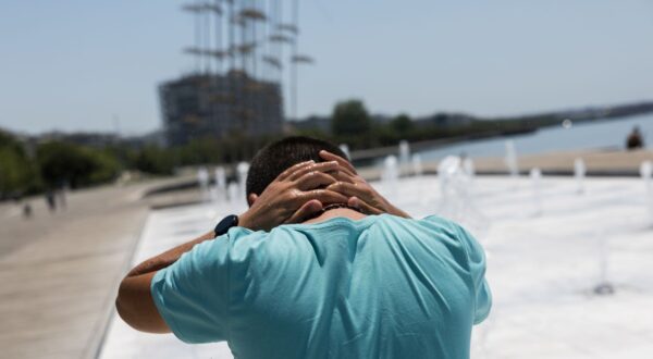 epa12222209 A man cools off at a fountain on a day with very high temperatures in Thessaloniki, Greece, 07 July 2025. Very high temperatures are forecast in Greece until 09 July. The highest temperatures, exceeding 40 degrees Celsius, are predicted for mainland Greece.  EPA/ACHILLEAS CHIRAS