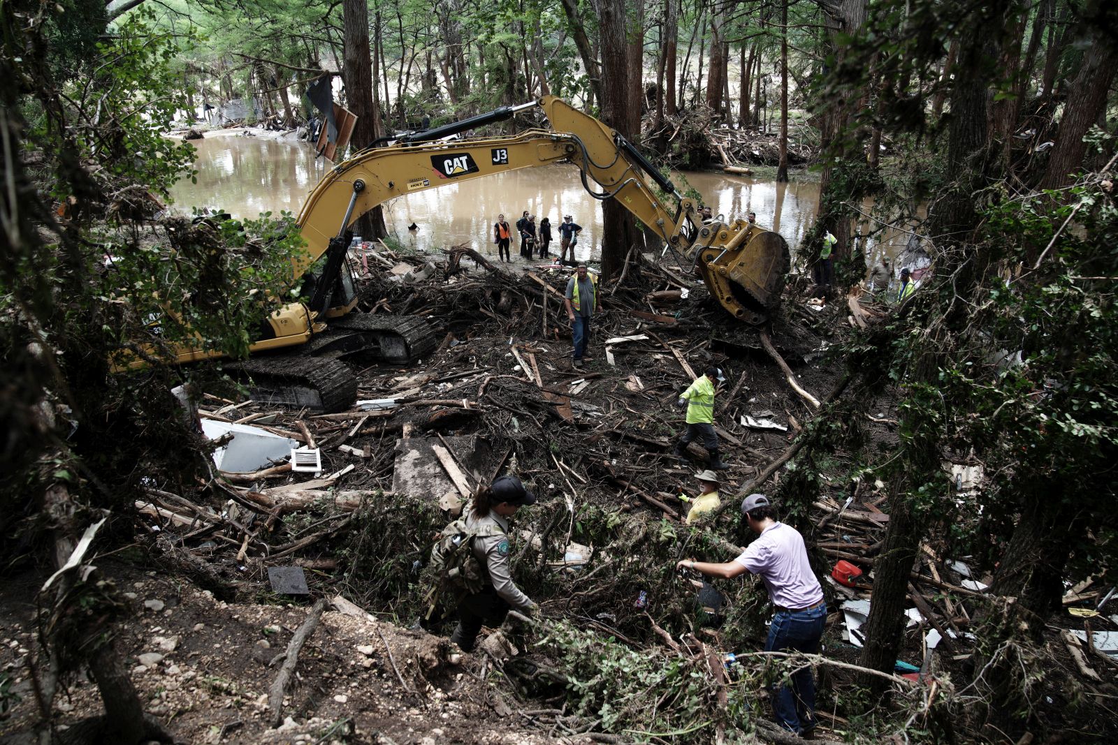 epa12223178 First Responders search a location where a search and rescue K9 gave a positive hit in Ingram, Texas, USA, 07 July 2025. At least 91 people have been killed in floods in central Texas, the White House preess secretary said on 07 July. At least 27 of them died when floodwaters swept through a summer camp and nearby homes on early 04 July.  EPA/DUSTIN SAFRANEK