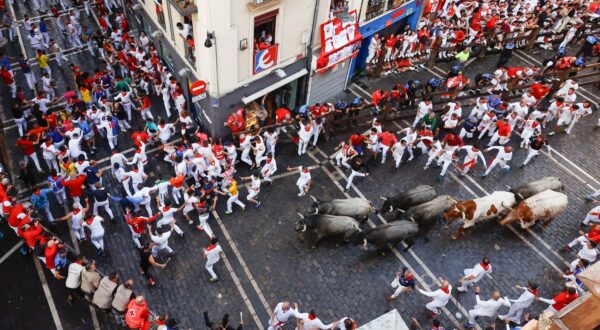 epaselect epa12233408 Runners or 'mozos' take part in the sixth Running of the Bulls event during the San Fermin festival in Pamplona, Spain, 12 July 2025. The Sanfermines runs from 06 to 14 July.  EPA/Villar Lopez