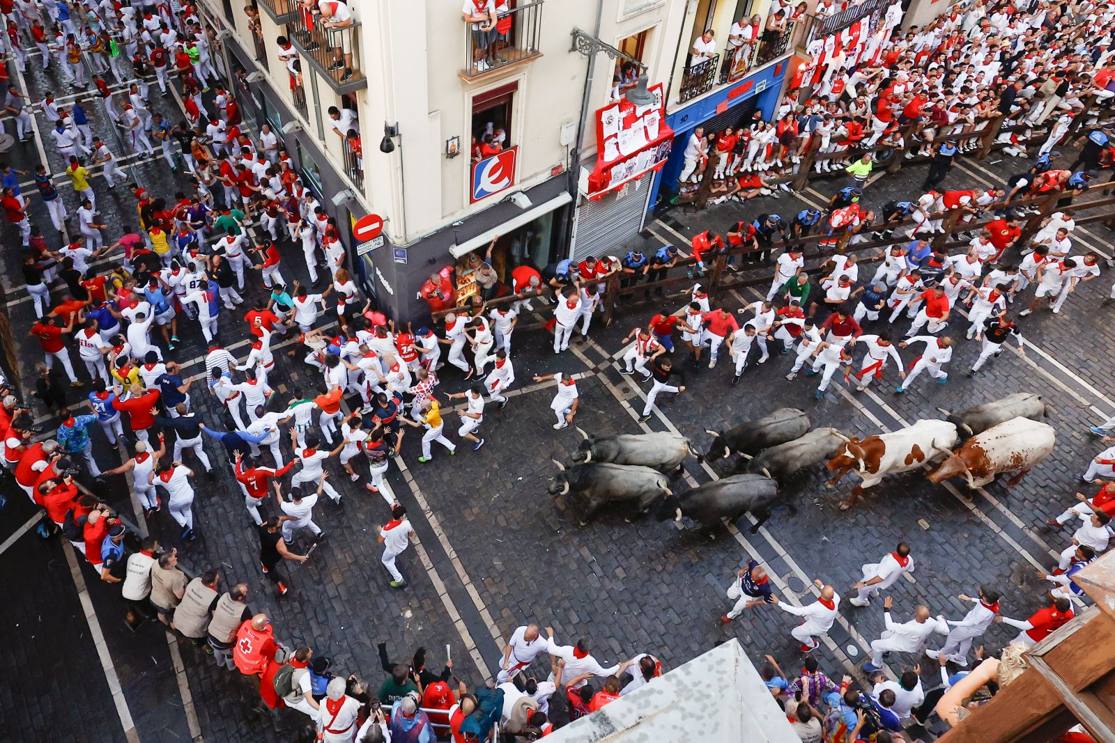 epaselect epa12233408 Runners or 'mozos' take part in the sixth Running of the Bulls event during the San Fermin festival in Pamplona, Spain, 12 July 2025. The Sanfermines runs from 06 to 14 July.  EPA/Villar Lopez