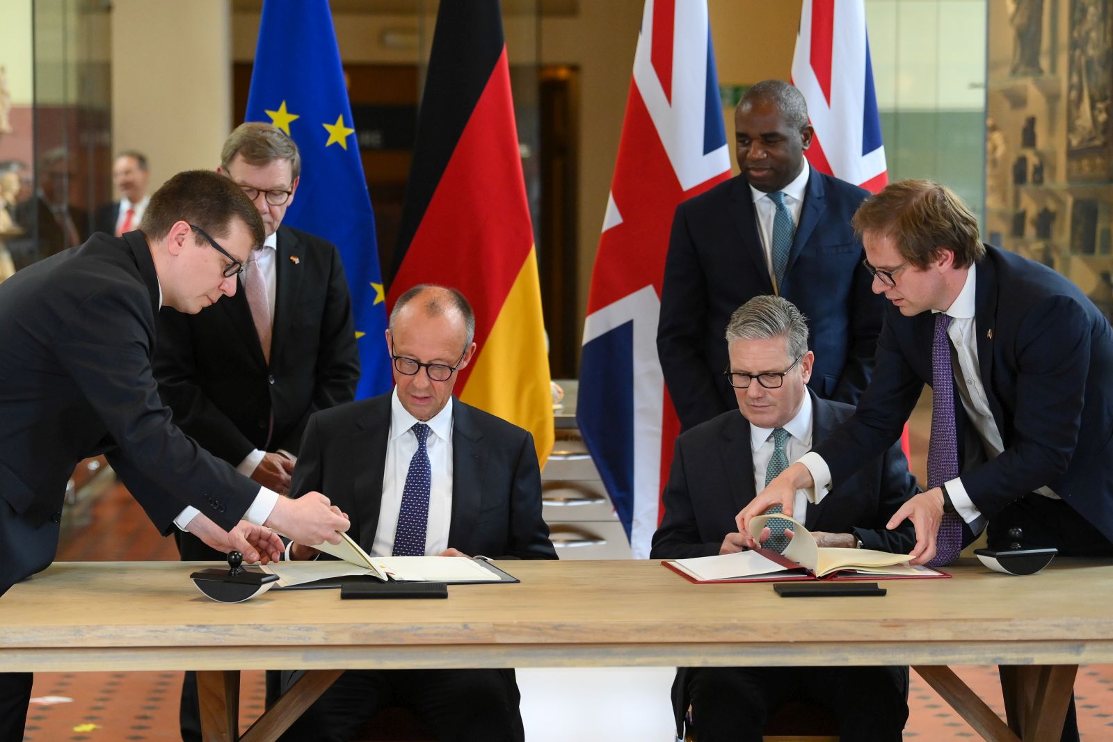 epa12242899 German Chancellor Friedrich Merz (C-L), flanked by Germany's Foreign Minister Johann Wadephul (2-L), and British Prime Minister Keir Starmer (C-R), flanked by British Foreign Secretary David Lammy (2-R), attend the signing of the German-UK Friendship Treaty at the Victoria and Albert Museum in London, Britain, 17 July 2025. The Anglo-German treaty marks a new chapter in the relations between Germany and the UK.  EPA/JAIMI JOY / POOL