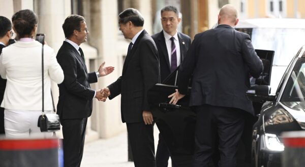 epa12268563 Swedish Prime Minister Ulf Kristersson (C-L) greets Chinese vice premier He Lifeng (C-R) at Rosenbad before trade talks between the USA and China in Stockholm, Sweden, Sweden, 28 July 2025.  EPA/FREDRIK SANDBERG SWEDEN OUT
