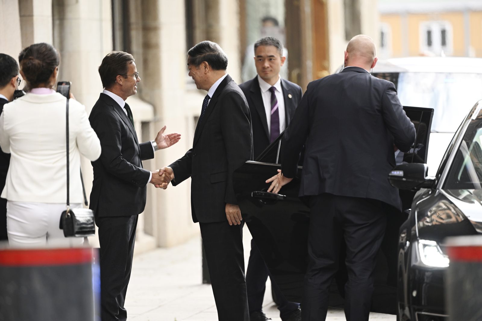epa12268563 Swedish Prime Minister Ulf Kristersson (C-L) greets Chinese vice premier He Lifeng (C-R) at Rosenbad before trade talks between the USA and China in Stockholm, Sweden, Sweden, 28 July 2025.  EPA/FREDRIK SANDBERG SWEDEN OUT