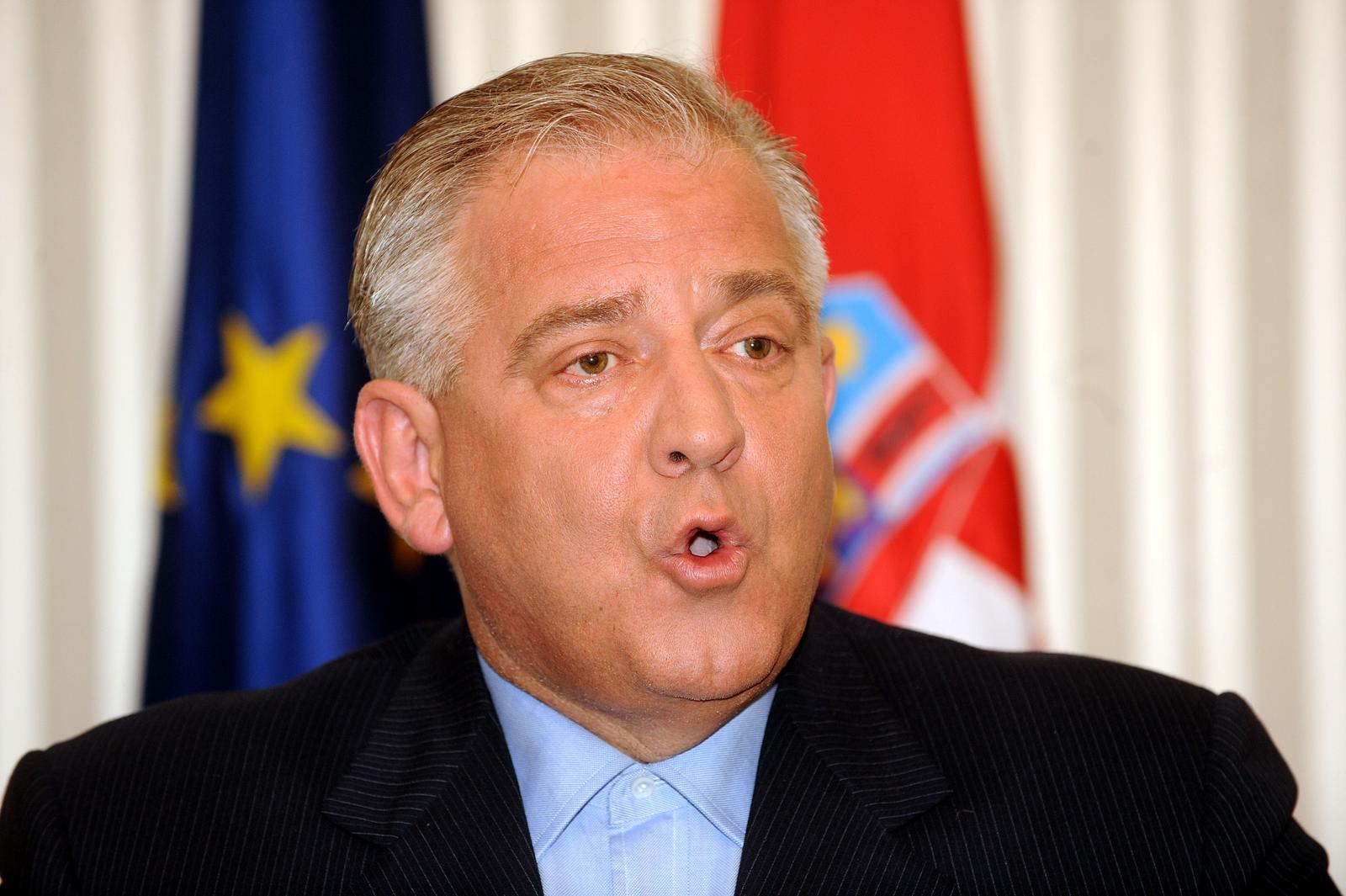 06.10.2008., Markov trg, Banski Dvori, Zagreb - Premijer Ivo Sanader daje izjavu nakon brutalno ubijene Ivane Hodak ispred kucnog praga danas u Ulici Pavla Hatza u 11 sati o smjeni ministra Berislava Roncevica i ministrice Ane Lovrin te ravnatelja policije Marijana Benka, te da ce ici u najodlucniju borbu protiv organiziranog kriminala i mafije.r"nPhoto: Goran Stanzl/PIXSELL