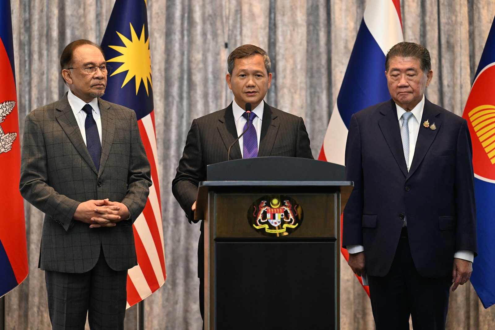 epa12267954 Cambodia's Prime Minister Hun Manet (C) speaks during a press conference next to Thailand's acting Prime Minister Phumtham Wechayachai (R) and Malaysia's Prime Minister Anwar Ibrahim (L) after talks on a possible ceasefire between Thailand and Cambodia in Putrajaya, Malaysia, 28 July 2025. Thailand and Cambodia's leaders are due to meet for peace talks on 28 July, as a festering territorial dispute along their shared frontier dragged into a fifth day of open combat.  EPA/MOHD RASFAN / POOL