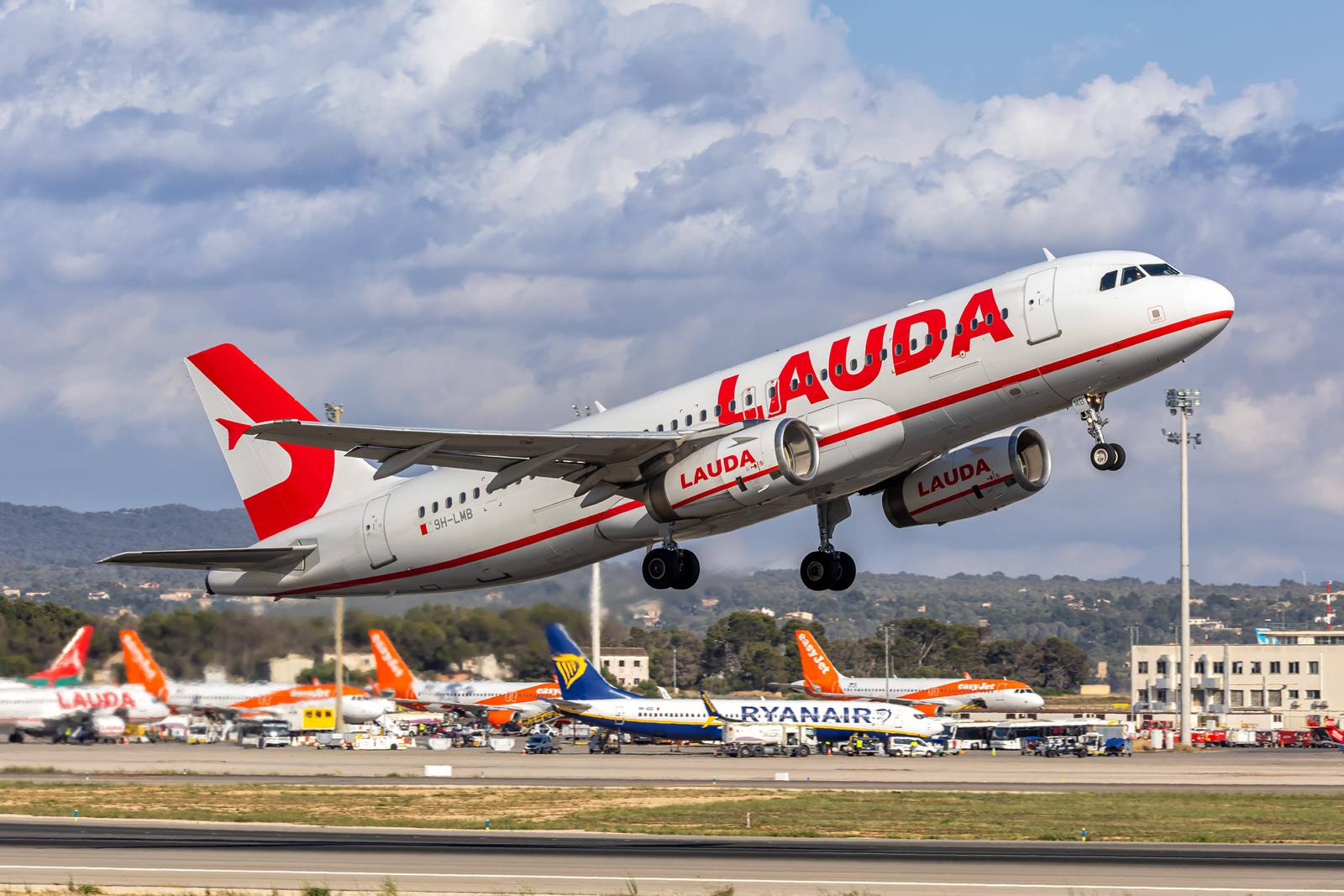 Lauda Europe Airbus A320 Flugzeug Flughafen Palma de Mallorca in Spanien Palma de Mallorca, Spanien - 24. Mai 2025: Ein Airbus A320 Flugzeug der Lauda Europe mit dem Kennzeichen 9H-LMB auf dem Flughafen Palma de Mallorca, Spanien. *** Lauda Europe Airbus A320 aircraft Palma de Mallorca Airport in Spain Palma de Mallorca, Spain 24 May 2025 A Lauda Europe Airbus A320 aircraft with the registration 9H LMB at Palma de Mallorca Airport, Spain Photo: IMAGO/Markus Mainka/IMAGOSTOCK&PEOPLE