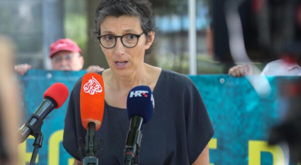 10.07.2023., Zagreb - Hrvatsko novinarsko drustvo (HND) odrzalo je ispred zgrade Ministarstva pravosudja i uprave konferenciju za novinare na kojoj su upoznali javnost na zabrinjavajuce stajaliste koje je o Anti SLAPP Direktivi zauzela Vlada RH. Na konferenciji su govorili predsjednik HND-a Hrvoje Zovko, Maja Sever i Enes Cerimagic Photo: Zeljko Hladika/PIXSELL
