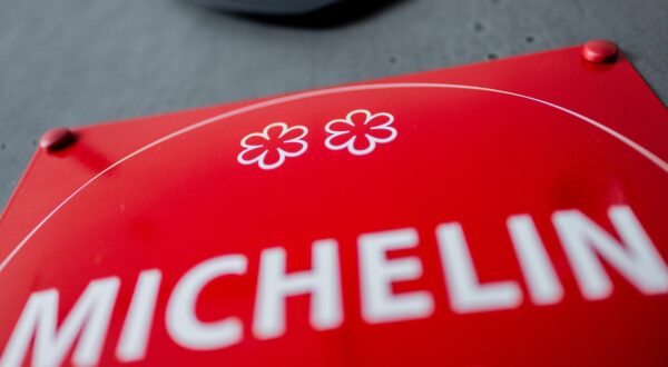 PRODUCTION - 26 June 2025, North Rhine-Westphalia, Cologne: 2 Michelin stars can be seen on a Michelin Guide plaque in front of the kitchen of Michelin-starred chef Daniel Gottschlich's restaurant "Ox & Klee". Photo: Rolf Vennenbernd/dpa Photo: Rolf Vennenbernd/DPA