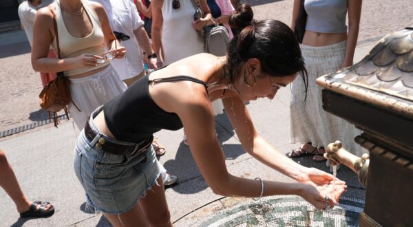 Milan, Great Heat in Milan, people protect themselves with umbrellas, hats or cool off in the fountain by wetting their heads and drinking water, in the photo fountain in Piazza Scala (Photo by Duilio Piaggesi / ipa-agency.net/IPA/Sipa USA) Photo: IPA/SIPA USA