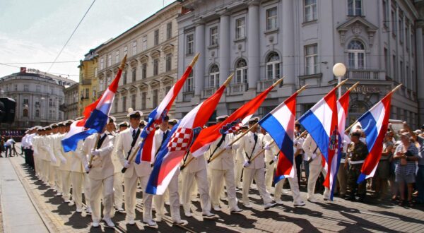 25.06.2007., Zagreb - Svecani mimohod povodom Dana drzavnosti. Stjepan Mesic, Postrojavanje hrvatskih postrojbi.rPhoto: Tomislav Miletic/PIXSELL