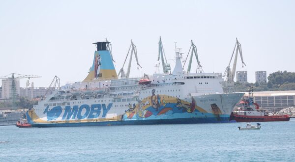 31.07.2025., Split - Uplovljavanje broda s azbestom Moby Drea u splitski skver.  Photo: Ivo Cagalj/PIXSELL