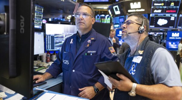 epa12231913 Traders work at the Opening Bell on the floor of the New York Stock Exchange in New York, New York, USA, 11 July 2025. Investors are continuing to react to the Trump administration’s evolving tariff deals with global trading partners.  EPA/JUSTIN LANE