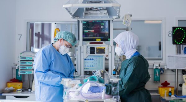 PRODUCTION - 29 February 2024, North Rhine-Westphalia, Essen: Senior physician Mark Dzietko (l) examines a newborn in the perinatal center, the neonatal intensive care unit, at the Department of Pediatrics at Essen University Hospital. According to experts, the situation at many children's hospitals is critical: a lack of doctors, a shortage of specialists, a lack of money and a reduction in beds are putting the facilities under increasing pressure. Photo: Rolf Vennenbernd/dpa Photo: Rolf Vennenbernd/DPA