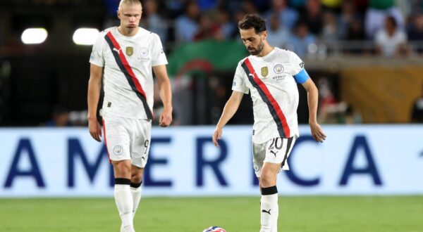 Orlando, USA, 30th June 2025. Bernardo Silva of Manchester City looks on dejected during the Manchester City vs Al Hilal FIFA Club World Cup match at Camping World Stadium, Orlando. Picture credit should read: David Klein / Sportimage EDITORIAL USE ONLY. No use with unauthorised audio, video, data, fixture lists, club/league logos or live services. Online in-match use limited to 120 images, no video emulation. No use in betting, games or single club/league/player publications. SPI_205_DK_Man_City_Al_Hilal SPI-4000-0205 Photo: IMAGO/David Klein/IMAGOSPORT