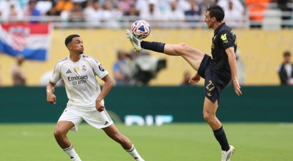 Miami Gardens, USA, 1st July 2025. Trent Alexander Arnold of Real Madrid l looks on as Andrea Cambiaso of Juventus r controls the ball during the Real Madrid vs Juventus FIFA Club World Cup match at Hard Rock Stadium, Miami Gardens. Picture credit should read: David Klein / Sportimage EDITORIAL USE ONLY. No use with unauthorised audio, video, data, fixture lists, club/league logos or live services. Online in-match use limited to 120 images, no video emulation. No use in betting, games or single club/league/player publications. SPI_036_DK_Madrid_Juve SPI-4001-0035 Photo: IMAGO/David Klein/IMAGOSPORT