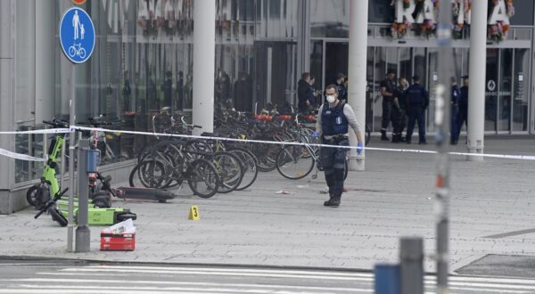 Police and cordoned area outside the Ratina shopping centre in Tampere, Finland on July 3, 2025. Several people has been stabbed near the shopping centre. (Photo by JUHA HARJU/LEHTIKUVA/Sipa USA)SAARA PELTOLA   Photo: STT-Lehtikuva/SIPA USA
