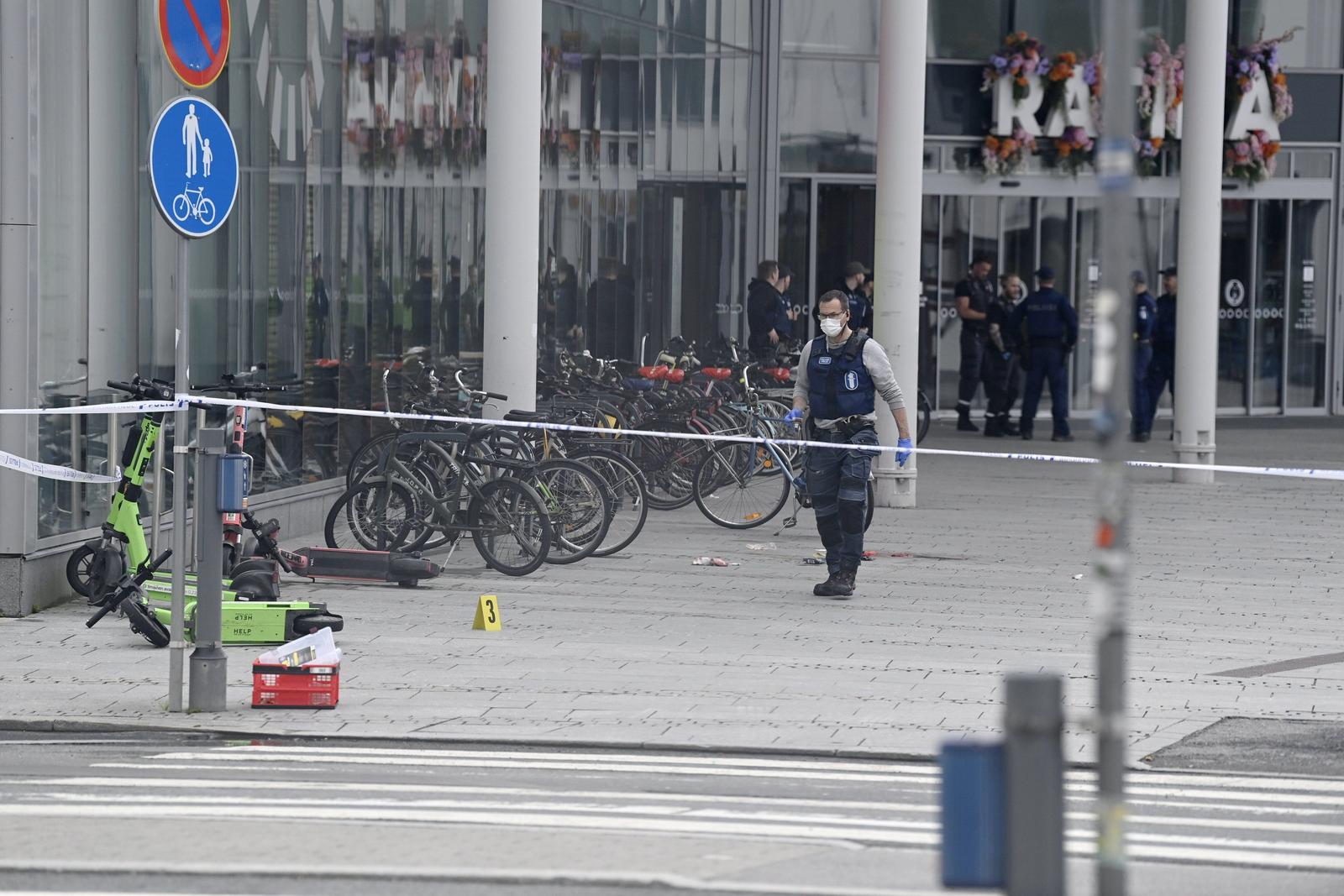 Police and cordoned area outside the Ratina shopping centre in Tampere, Finland on July 3, 2025. Several people has been stabbed near the shopping centre. (Photo by JUHA HARJU/LEHTIKUVA/Sipa USA)SAARA PELTOLA   Photo: STT-Lehtikuva/SIPA USA