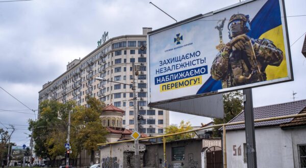 wartime Odesa, Ukraine UKRAINE, 10.2022, Odessa. Propaganda- und Rekrutierungsplakat des Staatlichen Sicherheitsdienstes SBU: Zur Verteidigung der Unabhaengigkeit Der Sieg kommt naeher Propaganda and recruiting billboard of the State Security Agency SBU: Protecting independence Victory is coming closer Â *** wartime Odesa, Ukraine UKRAINE, 10 2022, Odessa Propaganda and recruiting billboard of the State Security Agency SBU In defense of independence Victory is coming closer Propaganda and recruiting billboard of the State Security Agency SBU Protecting independence Victory is coming closer Â Copyright: MartinxFejer/estost.net Fejer22102613 Photo: IMAGO/Martin Fejer/estost.net/IMAGOSTOCK&PEOPLE