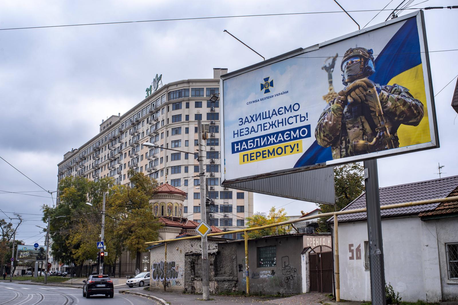 wartime Odesa, Ukraine UKRAINE, 10.2022, Odessa. Propaganda- und Rekrutierungsplakat des Staatlichen Sicherheitsdienstes SBU: Zur Verteidigung der Unabhaengigkeit Der Sieg kommt naeher Propaganda and recruiting billboard of the State Security Agency SBU: Protecting independence Victory is coming closer Â *** wartime Odesa, Ukraine UKRAINE, 10 2022, Odessa Propaganda and recruiting billboard of the State Security Agency SBU In defense of independence Victory is coming closer Propaganda and recruiting billboard of the State Security Agency SBU Protecting independence Victory is coming closer Â Copyright: MartinxFejer/estost.net Fejer22102613 Photo: IMAGO/Martin Fejer/estost.net/IMAGOSTOCK&PEOPLE