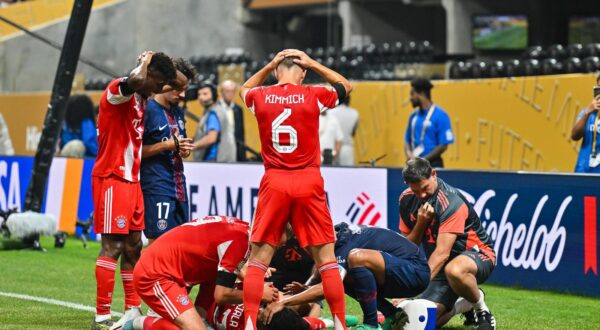 FIFA Club World Cup Paris Saint Germain - FC Bayern München 05.07.2025 entsetzten auf dem Platz nach der schweren Verletzung von Jamal MUSIALA FC Bayern Muenchen 42 / FIFA Club World Cup: Paris Saint Germain - FC Bayern Muenchen, Mercedes Benz Stadium am 05.07.2025 / NOT FOR SALE IN USA / Joshua KIMMICH FC Bayern Muenchen 6 / Kingsley COMAN FC Bayern Muenchen 11, Harry KANE FC Bayern Muenchen 9 *** FIFA Club World Cup Paris Saint Germain FC Bayern Munich 05 07 2025 horrified on the pitch after Jamal MUSIALA FC Bayern Muenchen 42 FIFA Club World Cup Paris Saint Germain FC Bayern Muenchen, Mercedes Benz Stadium on 05 07 2025 NOT FOR SALE IN USA Joshua KIMMICH FC Bayern Muenchen 6 Kingsley COMAN FC Bayern Muenchen 11 , Harry KANE FC Bayern Muenchen 9 Copyright: xBEAUTIFULxSPORTS/Goldbergx Photo: IMAGO/BEAUTIFUL SPORTS/Goldberg/IMAGOSPORT