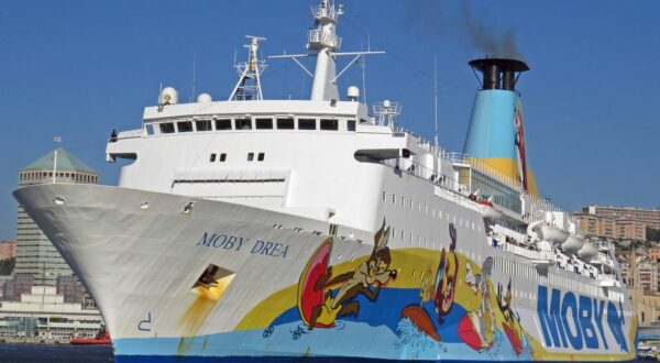 Symbolbild Fähre, Moby Drea, Moby Lines, Cartoon-Bemalung, mediterraner Raum, Passagierschiff, Transport, maritimer Verkehr, Schornstein, Küste, Italien, bunte Grafiken, Seeverkehr, Urlaub, Hafenstadt, Sommer, Reederei, Tourismus, Schifffahrt, mediterrane Fähren, Freizeit, Küstentransport, Fährenverbindung *** Symbolic image ferry, Moby Drea, Moby Lines, cartoon painting, mediterranean area, passenger ship, transport, maritime traffic, funnel, coast, Italy, colorful graphics, maritime traffic, vacation, port city, summer, shipping company, tourism, shipping, mediterranean ferries, leisure, coastal transport, ferry connection Copyright: xHans-JuergenxAmbergx Photo: IMAGO/Hans-Juergen Amberg/IMAGOSTOCK&PEOPLE
