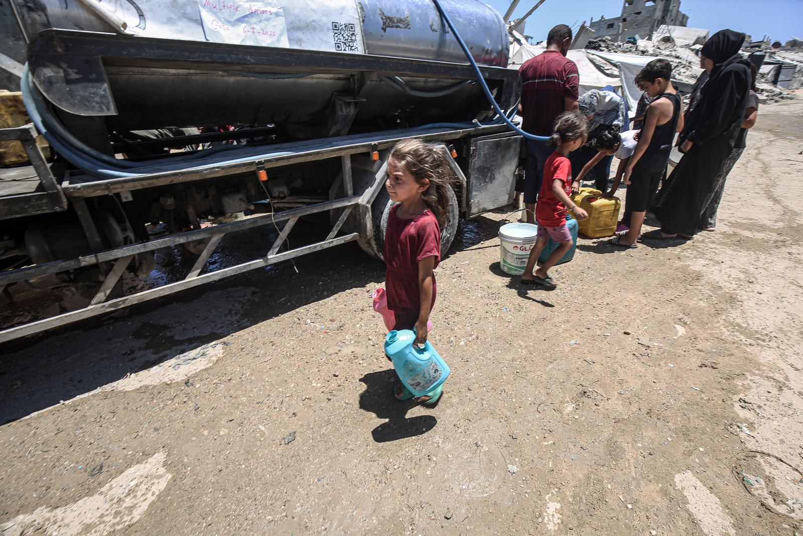 Palestinians try to meet their daily water needs by filling jerry cans from water tankers brought into the area in Gaza city Palestinians try to meet their daily water needs by filling jerry cans from water tankers brought into the area in Gaza city, on July 6, 2025. In the Gaza Strip, which remains under Israeli attacks, Palestinians are struggling to survive under extremely harsh conditions, deprived of even the most basic necessities such as shelter, food, and clean water. Photo by Omar Ashtawy apaimages Gaza city Gaza Strip Palestinian Territory 060725_Gaza_OSH_2_0019 Copyright: xapaimagesxOmarxAshtawyxxapaimagesx Photo: IMAGO/Omar Ashtawy  apaimages/IMAGOSTOCK&PEOPLE