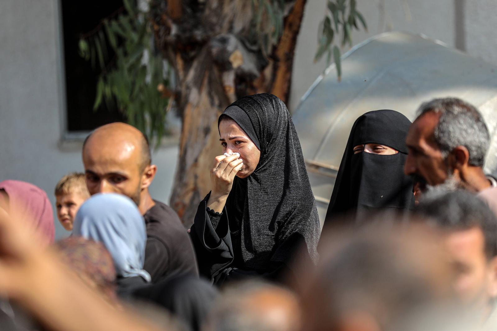 Mourners carry a bodys as they attend the funeral of Palestinians killed in overnight Israeli strikes, according to medics, at Al-Shifa Hospital in Gaza Mourners carry a bodys as they attend the funeral of Palestinians killed in overnight Israeli strikes, according to medics, at Al-Shifa Hospital in Gaza City, July 11, 2025. Photo by Omar Ashtawy apaimages Gaza city Gaza Strip Palestinian Territory 110725_Gaza_OSH_3_005 Copyright: xapaimagesxOmarxAshtawyxxapaimagesx Photo: IMAGO/Omar Ashtawy  apaimages/IMAGOSTOCK&PEOPLE