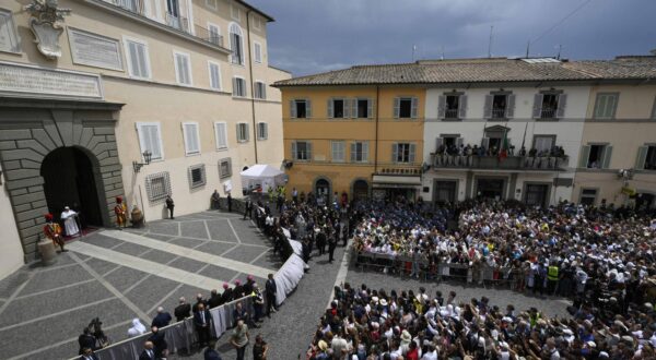 **NO LIBRI** Italy, Castel Gandolfo , Vatican, 2025/7/13 Pope Leo XIV leads the Angelus prayer at the summer residence in Castel Gandolfo near Rome, Italy, Photograph by VATICAN MEDIA  / Catholic Press Photo (Photo by VATICAN MEDIA / ipa-agency.net/IPA/Sipa USA) Photo: IPA/SIPA USA