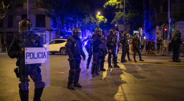 Officers from the National Police riot squad line up during a demonstration at the national headquarters of the Spanish Socialist Workers' Party (PSOE). The Spanish far-right party Vox called a demonstration demanding the departure of Prime Minister Pedro Sánchez. (Photo by David Canales / SOPA Images/Sipa USA) Photo: SOPA Images/SIPA USA