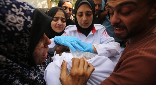 Bodies of Palestinians are brought to al-Shifa Hospital after an Israeli airstrike targeted a group of tents belonging to the Abu Jered family Bodies of Palestinians are brought to al-Shifa Hospital after an Israeli airstrike targeted a group of tents belonging to the Abu Jered family in Gaza Strip on July 15, 2025. The attack killed 7 people and injured around 30 others. Photo by Omar Ashtawy apaimages Gaza city Gaza Strip Palestinian Territory 150725_Gaza_APA_OSH_0035 Copyright: xapaimagesxOmarxAshtawyxxapaimagesx Photo: IMAGO/Omar Ashtawy  apaimages/IMAGOSTOCK&PEOPLE