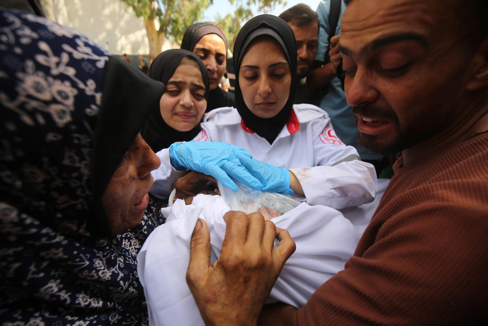 Bodies of Palestinians are brought to al-Shifa Hospital after an Israeli airstrike targeted a group of tents belonging to the Abu Jered family Bodies of Palestinians are brought to al-Shifa Hospital after an Israeli airstrike targeted a group of tents belonging to the Abu Jered family in Gaza Strip on July 15, 2025. The attack killed 7 people and injured around 30 others. Photo by Omar Ashtawy apaimages Gaza city Gaza Strip Palestinian Territory 150725_Gaza_APA_OSH_0035 Copyright: xapaimagesxOmarxAshtawyxxapaimagesx Photo: IMAGO/Omar Ashtawy  apaimages/IMAGOSTOCK&PEOPLE