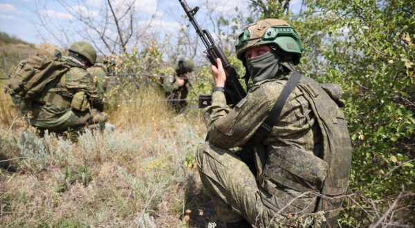 RUSSIA, LUGANSK PEOPLE'S REPUBLIC - JULY 17, 2025: Signalmen with the 7th Separate Motor Rifle Brigade, 3rd Combined Arms Army, Yug [South] Group of Forces, receive combat training. Alexander Reka/TASS/Sipa USA Photo: Tass/SIPA USA