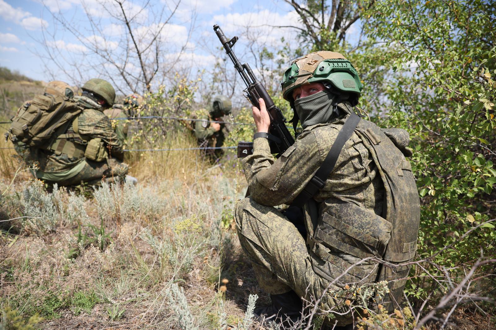 RUSSIA, LUGANSK PEOPLE'S REPUBLIC - JULY 17, 2025: Signalmen with the 7th Separate Motor Rifle Brigade, 3rd Combined Arms Army, Yug [South] Group of Forces, receive combat training. Alexander Reka/TASS/Sipa USA Photo: Tass/SIPA USA