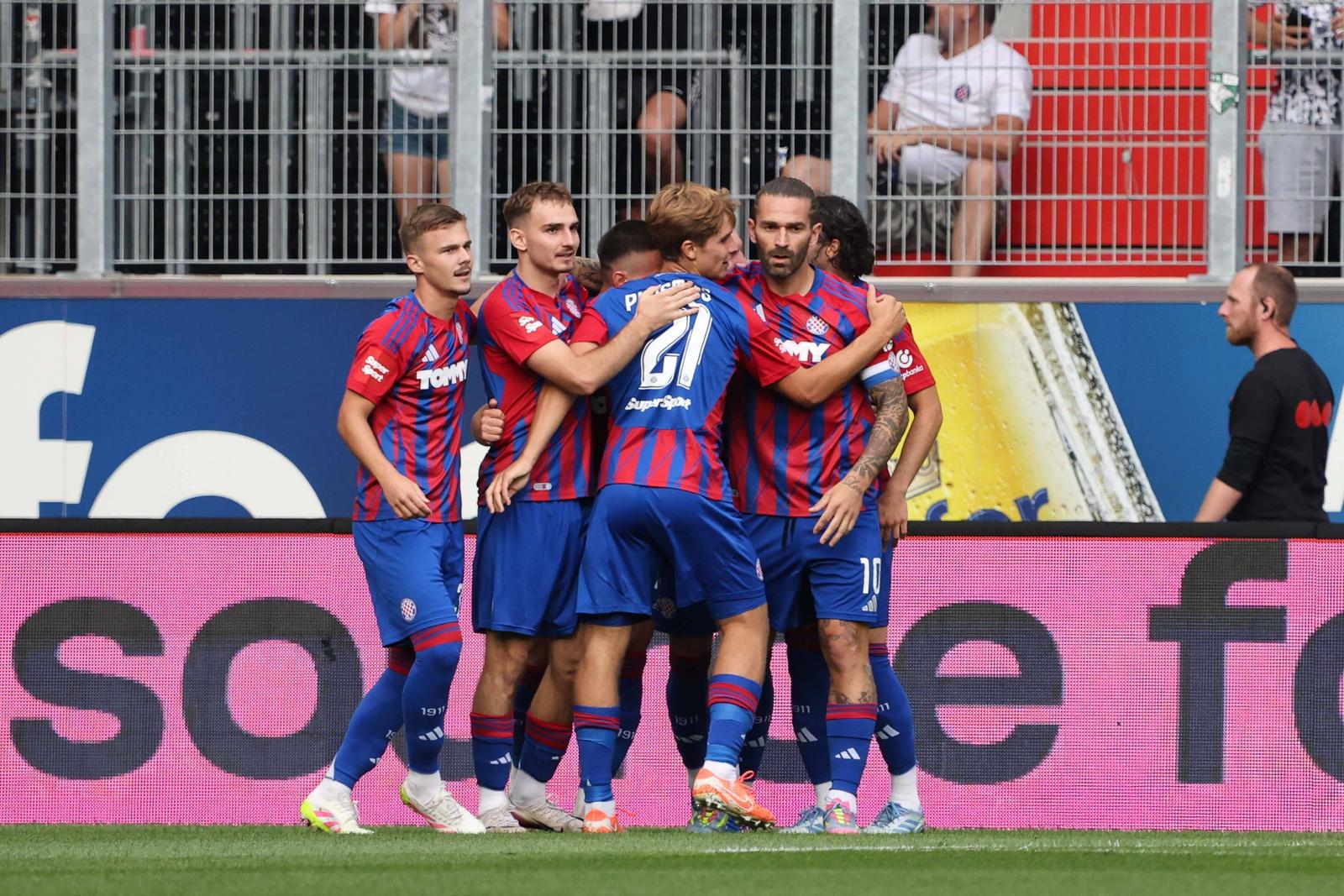 18.07.2025, Linz, AUT, Unterwegs in Oberösterreich, Summer Series Upper Austria, LASK, Hajduk Split, Testspiel, Raiffeisen Arena, Linz, im Bild Torjubel, Tor, Marko Livaja, Hajduk Split, gegen LASK, *** 18 07 2025, Linz, AUT, On the road in Upper Austria, Summer Series Upper Austria, LASK, Hajduk Split, test match, Raiffeisen Arena, Linz, in picture goal celebration, goal, Marko Livaja, Hajduk Split, against LASK, Photo: IMAGO/Daniel Scharinger/IMAGOSPORT
