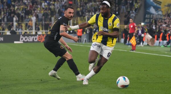 Allan Saint-Maximin L of Fenerbahce and Gokhan Sazdagi R of Kayserispor battle for the bll during the Turkish Super League match between Fenerbahce and Kayserispor at Ulker Stadium n Istanbul , Turkey on April 20 , 2025.  Photo by Seskimphoto  Istanbul Turkey Istanbul Turkey Copyright: xSeskimphotox FBahce-Kayseri-200425 24 Photo: IMAGO/Seskimphoto/IMAGOSPORT