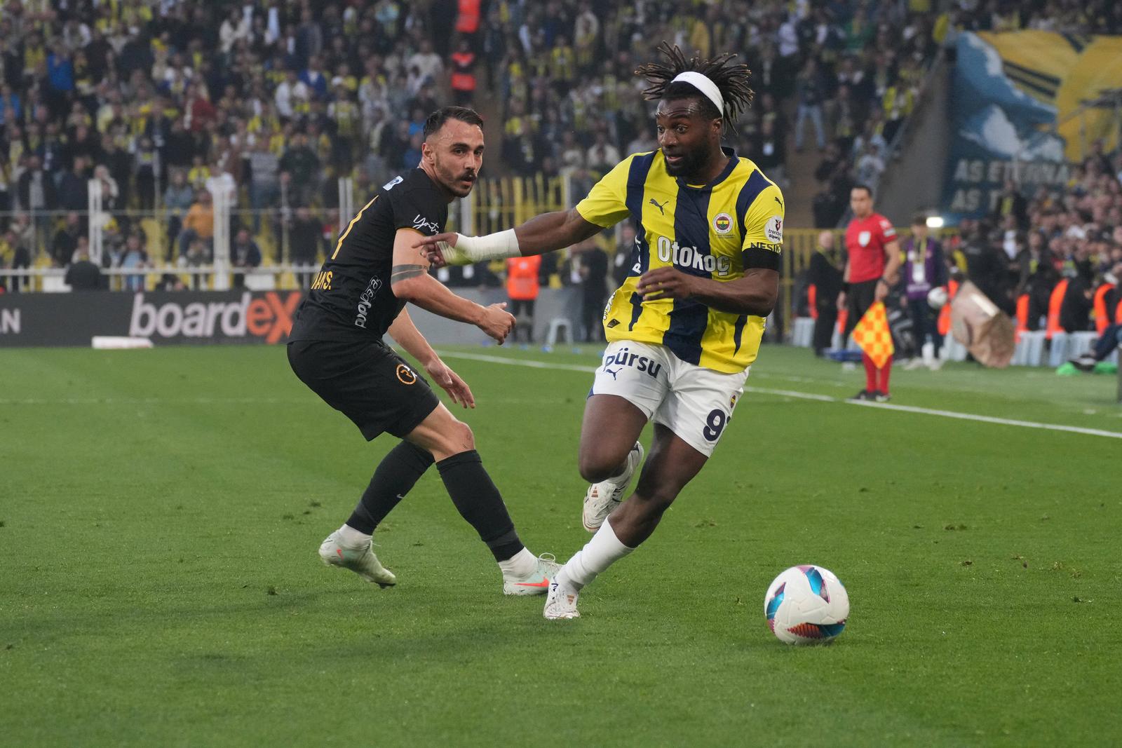 Allan Saint-Maximin L of Fenerbahce and Gokhan Sazdagi R of Kayserispor battle for the bll during the Turkish Super League match between Fenerbahce and Kayserispor at Ulker Stadium n Istanbul , Turkey on April 20 , 2025.  Photo by Seskimphoto  Istanbul Turkey Istanbul Turkey Copyright: xSeskimphotox FBahce-Kayseri-200425 24 Photo: IMAGO/Seskimphoto/IMAGOSPORT